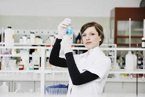 jeune femme au laboratoire photo