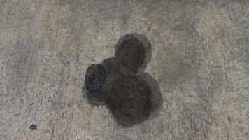 taches d'huile moteur de voitures qui gouttent sur le sol du parking ou sur le sol en ciment photo