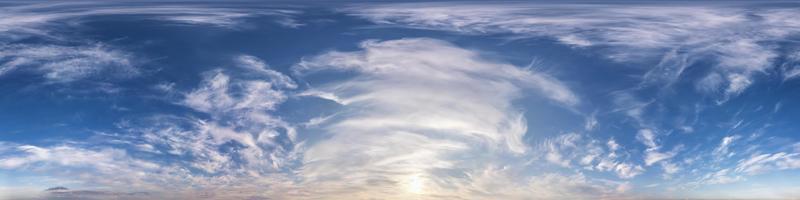 ciel bleu avec de beaux nuages moelleux sans sol. panorama hdri harmonieux vue d'angle à 360 degrés sans sol pour une utilisation dans les graphiques 3d ou le développement de jeux comme dôme du ciel ou modification d'un tir de drone photo