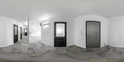 salle d'entrée blanche vide sans meubles. panorama hdri sphérique complet et harmonieux à 360 degrés dans la chambre intérieure d'appartements modernes en projection équirectangulaire photo