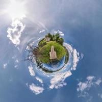 transformation de la petite planète du panorama sphérique à 360 degrés. vue aérienne abstraite sphérique dans le champ avec de beaux nuages impressionnants. courbure de l'espace. photo