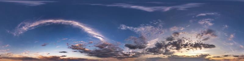panorama hdri harmonieux vue d'angle à 360 degrés ciel bleu du soir avec de beaux nuages avant le coucher du soleil avec zénith pour une utilisation dans les graphiques 3d ou le développement de jeux comme dôme du ciel ou modification d'un tir de drone photo
