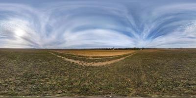 panorama hdri sphérique complet et harmonieux à 360 degrés sur les champs au printemps avec des nuages impressionnants en projection équirectangulaire, prêt pour le contenu de réalité virtuelle vr ar photo