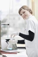 jeune femme au laboratoire photo