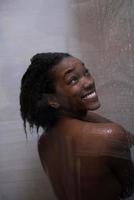 femme afro-américaine sous la douche photo