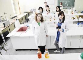 groupe de personnes en laboratoire photo