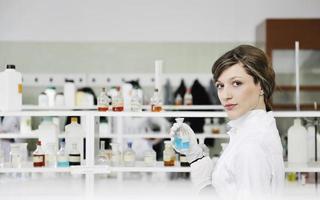 jeune femme au laboratoire photo