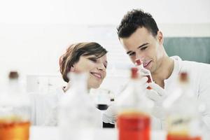 couple d'étudiants en laboratoire photo