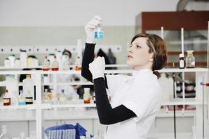 jeune femme au laboratoire photo