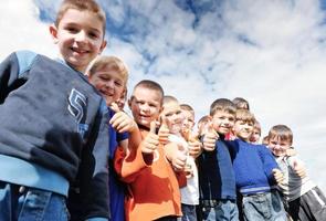 les enfants d'âge préscolaire s'amusent en plein air photo