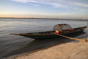 belle vue sur le paysage de bateaux de pêche en bois sur la rive de la rivière padma au bangladesh photo