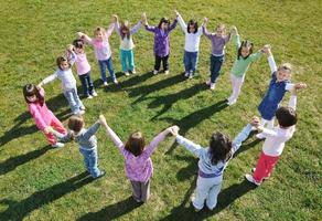 les enfants d'âge préscolaire s'amusent en plein air photo