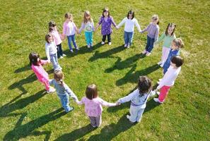 les enfants d'âge préscolaire s'amusent en plein air photo