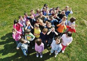 les enfants d'âge préscolaire s'amusent en plein air photo