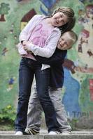 heureux frère et soeur en plein air dans le parc photo