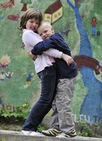 heureux frère et soeur en plein air dans le parc photo