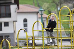 garçon blond dans le parc photo