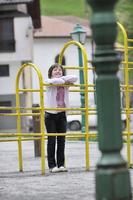 heureuse jeune fille dans le parc photo