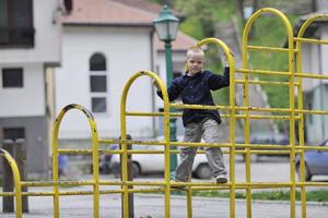 garçon blond dans le parc photo