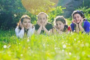 groupe d'adolescentes en plein air photo