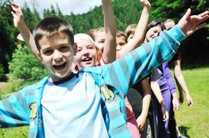 groupe d'enfants en plein air photo