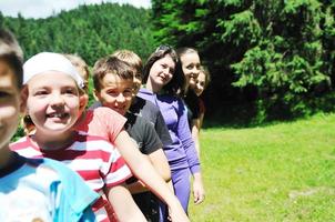 groupe d'enfants en plein air photo