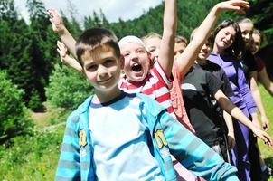 groupe d'enfants en plein air photo