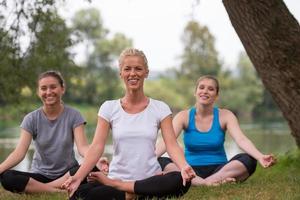 femmes méditant et faisant des exercices de yoga photo