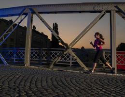 femme faisant du jogging sur le pont de la ville photo