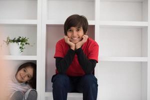 jeunes garçons posant sur une étagère photo