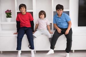 jeunes garçons posant sur une étagère photo