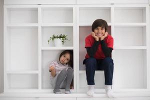 jeunes garçons posant sur une étagère photo