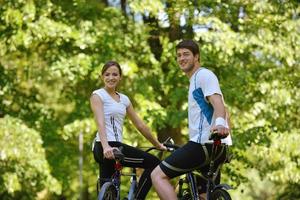 couple heureux à vélo à l'extérieur photo