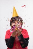 enfant soufflant des confettis photo