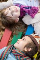 enfants dans l'aire de jeux du parc photo