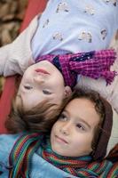 enfants dans l'aire de jeux du parc photo