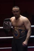 kick boxeur avec sa ceinture de championnat photo