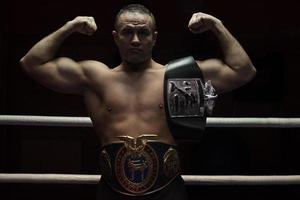 kick boxeur avec sa ceinture de championnat photo