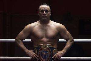 kick boxeur avec sa ceinture de championnat photo