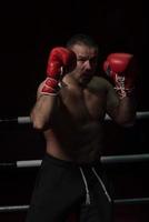 kickboxer professionnel dans le ring d'entraînement photo