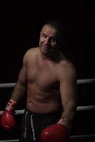 portrait de kickboxer professionnel musclé photo