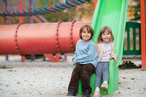 enfants dans l'aire de jeux du parc photo