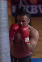 kick boxer formation sur un sac de boxe photo