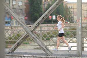 femme sportive courant sur le trottoir photo