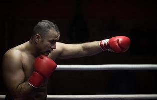 kickboxer professionnel dans le ring d'entraînement photo