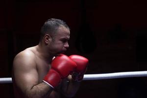 kickboxer professionnel dans le ring d'entraînement photo