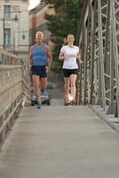 couple faisant du jogging à l'extérieur photo