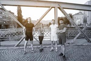 groupe de jeunes faisant du jogging sur le pont photo