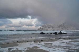 côte norvège en hiver avec de la neige mauvais temps nuageux photo