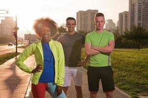 portrait groupe multiethnique de personnes sur le jogging photo